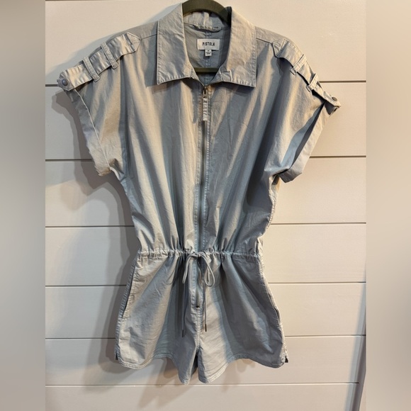 pistola Pants - Pistola Meg Short Sleeve Zip Front Romper
Size Medium